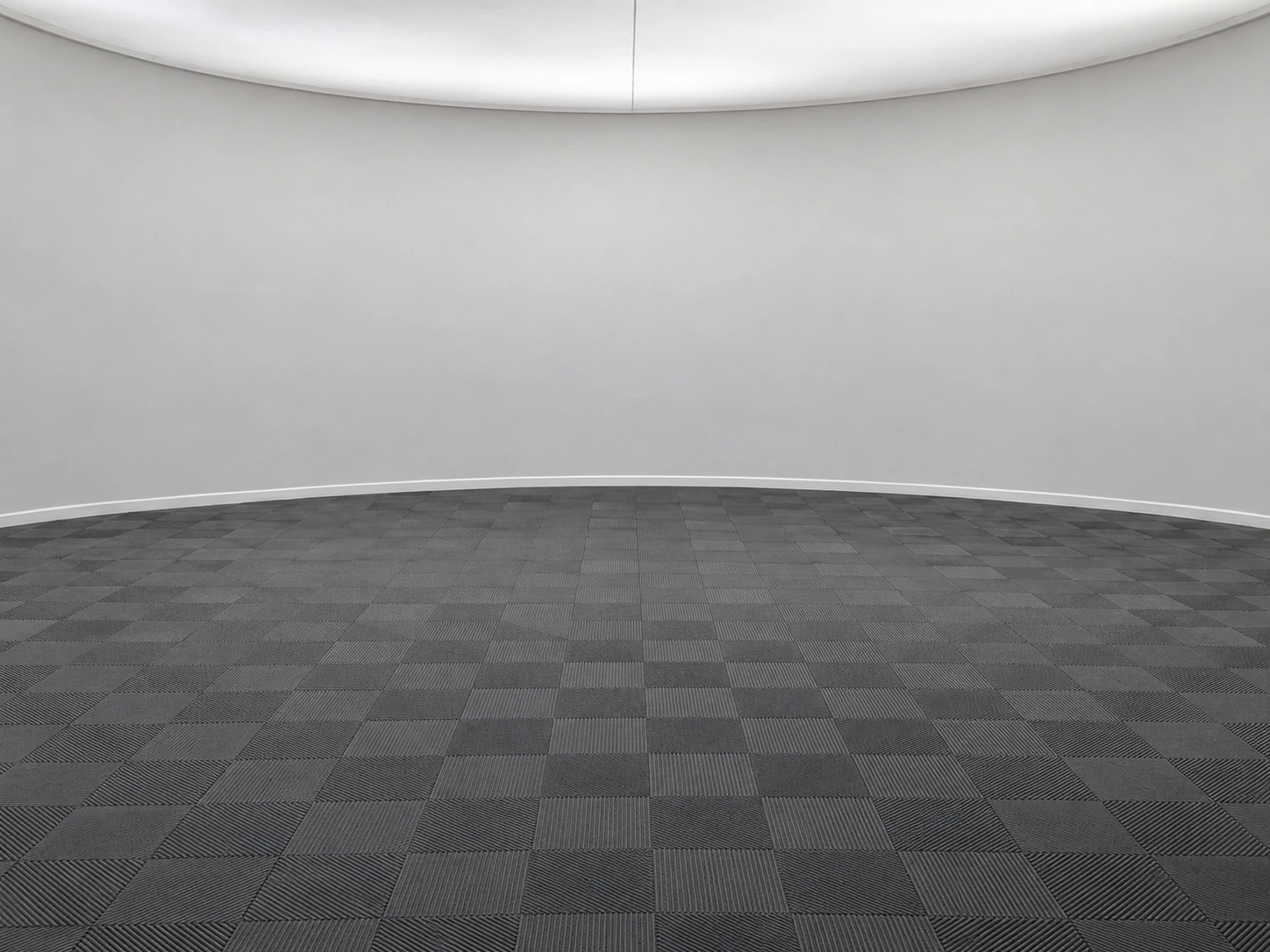 Rubber Grid Studio mit dunklen Gummifliesen und weißer Studiowand