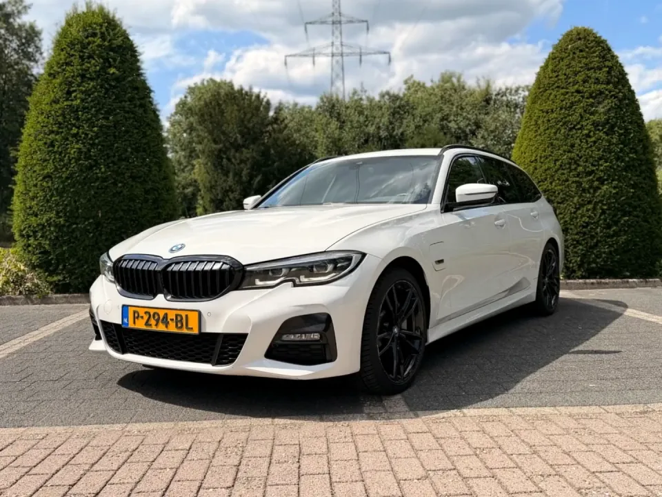 Weißer BMW 330e Touring