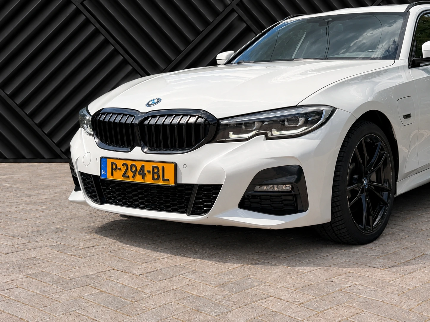 BMW — Detailausschnitt · Black Chevron