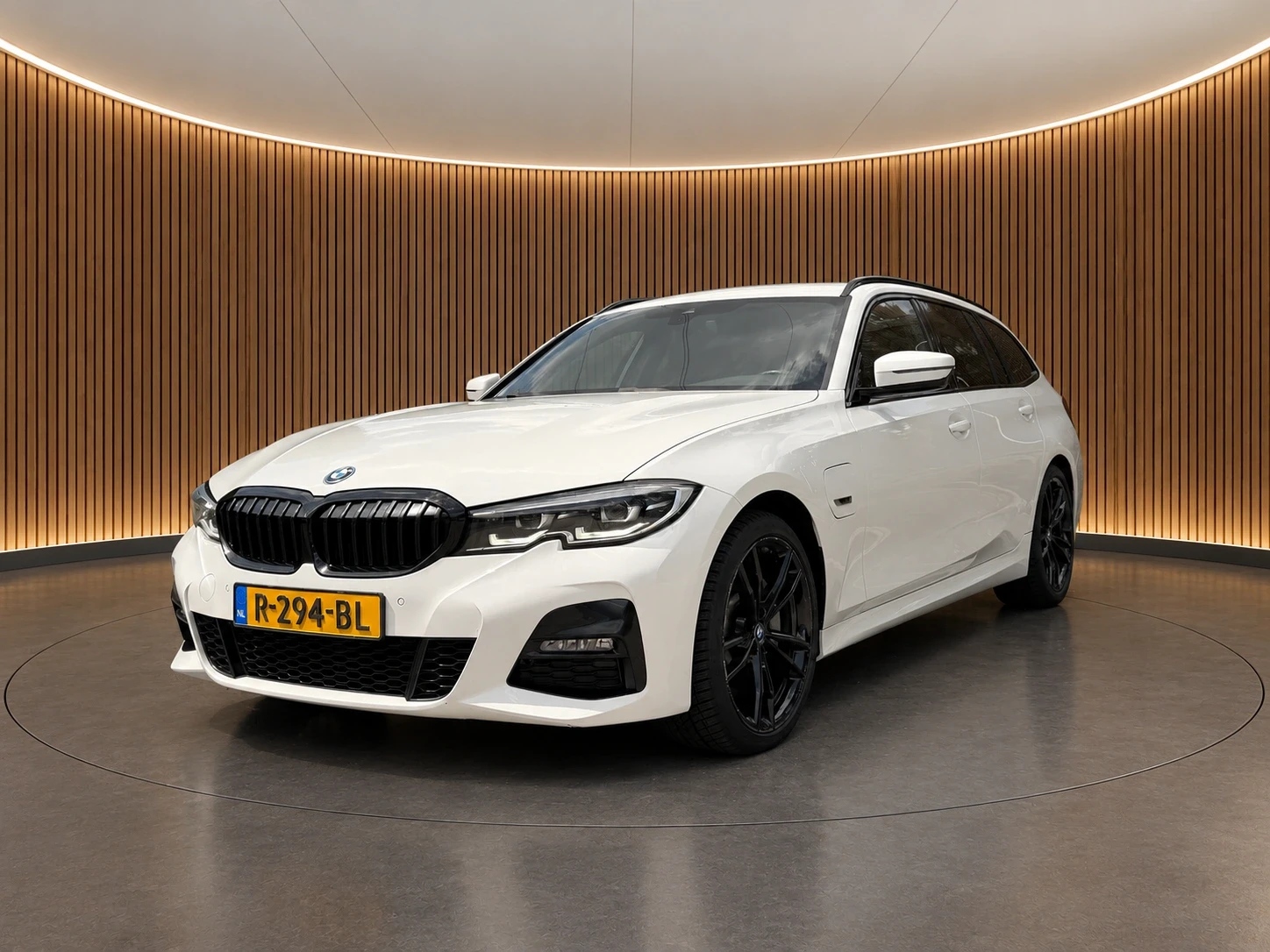 BMW 330e Touring in Oak Lounge